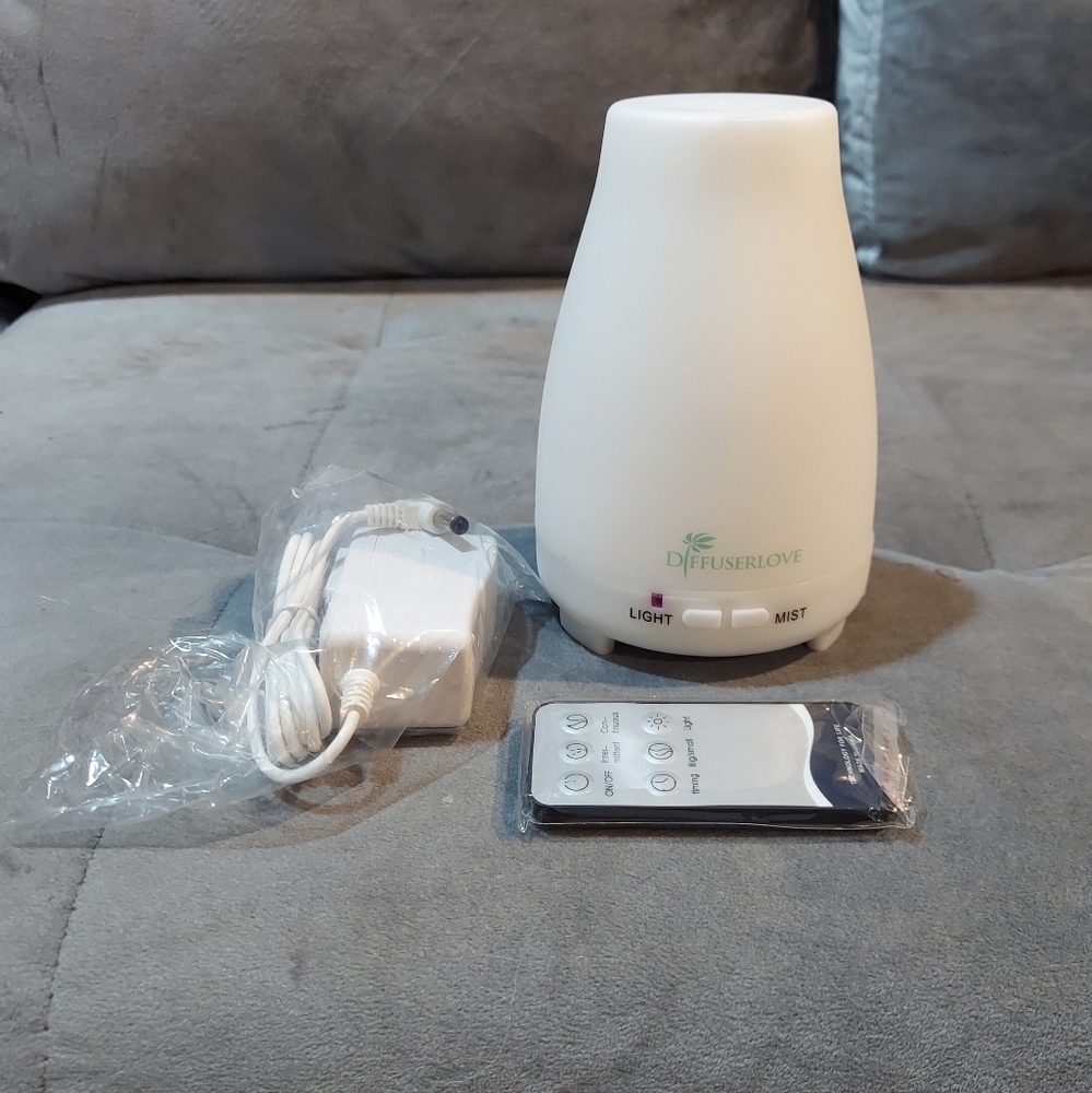 NWOT DIFFUSERLOVE ESSENTIAL OIL DIFFUSER WITH 7 LED COLOR CHANGING MODE & REMOTE